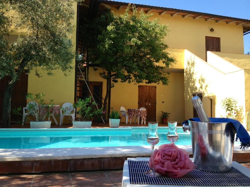 Il Porto Aparthotel Tuoro sul Trasimeno Kültér fotó